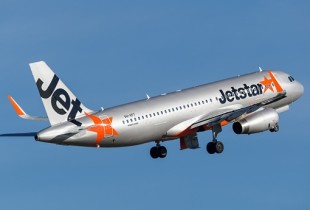 Авиакомпанию Jetstar обвинили в расизме за отказ обслуживать семью с двумя детьми